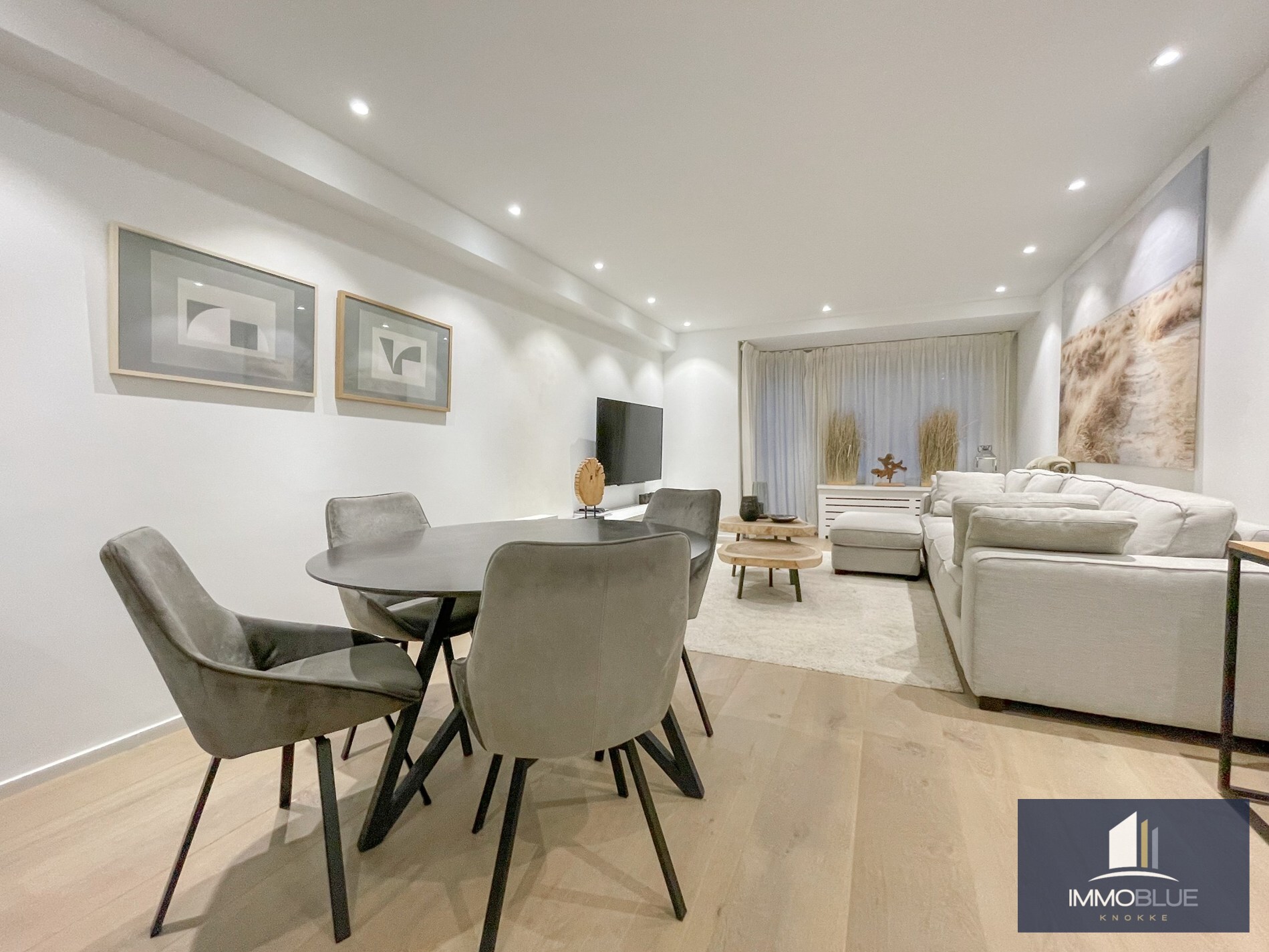 Appartement entièrement rénové, situé à deux pas de la mer. 