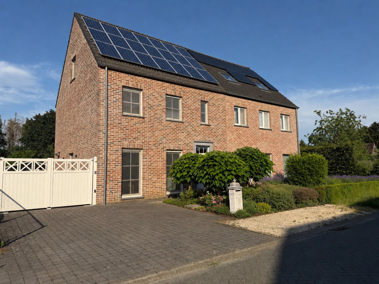 Instapklare halfopen bebouwing met 3 slaapkamers, afgewerkte zolder, zwembad en EPC A 