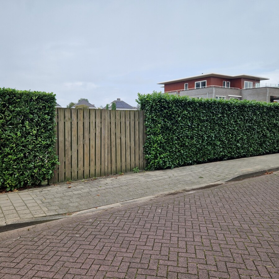 2 bouwkavels te koop voor de bouw van 2 halfvrijstaande levensloopbestendige woningen met vrij uitzicht over landerijen. 