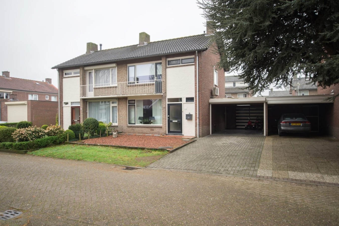 Sfeervolle en gunstig gesitueerde tweekapper met garage, berging en vrije achterom gelegen op 221 M². Deze woning ligt op loopafstand van het centrum van Hilvarenbeek. 