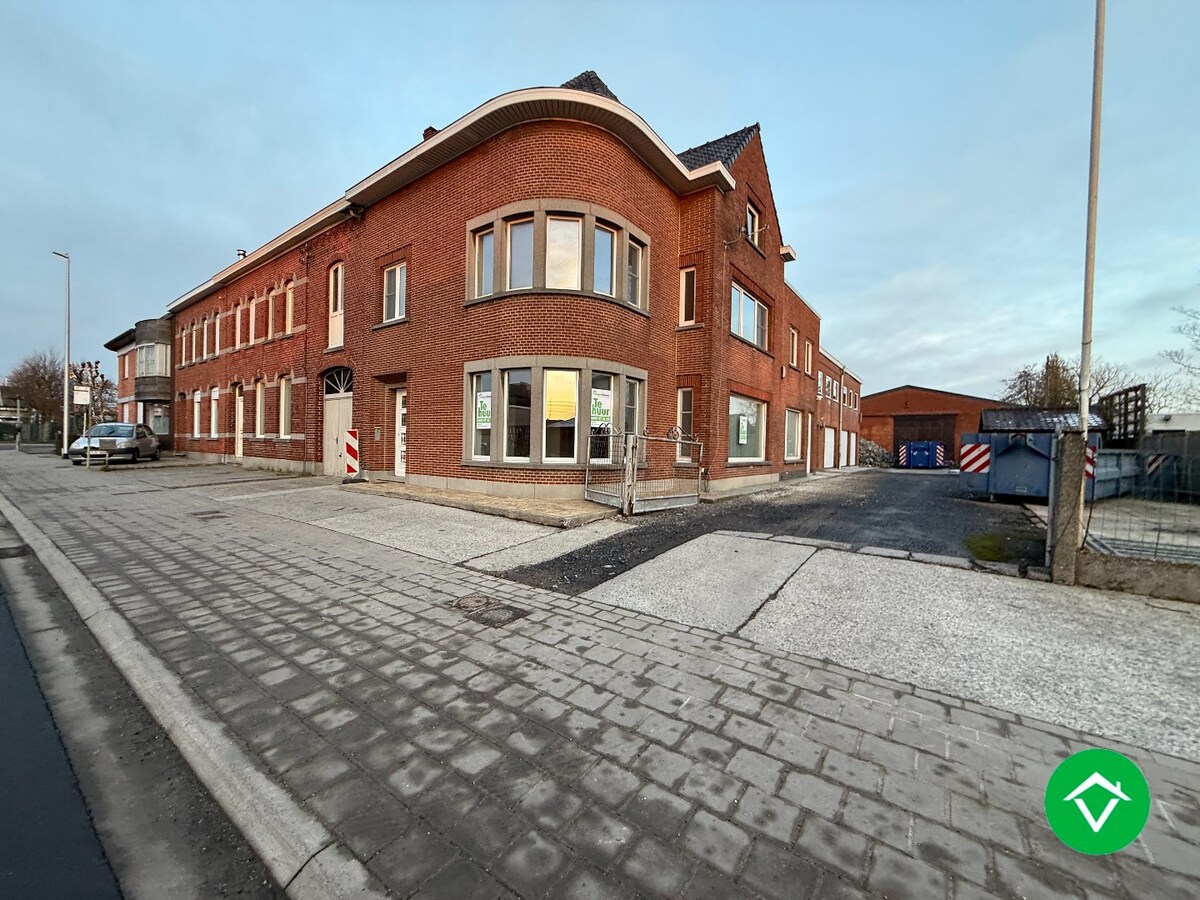 Ruime halfopen bebouwing met 3 slaapkamers, en dubbele garage te Sint-Eloois-Winkel 