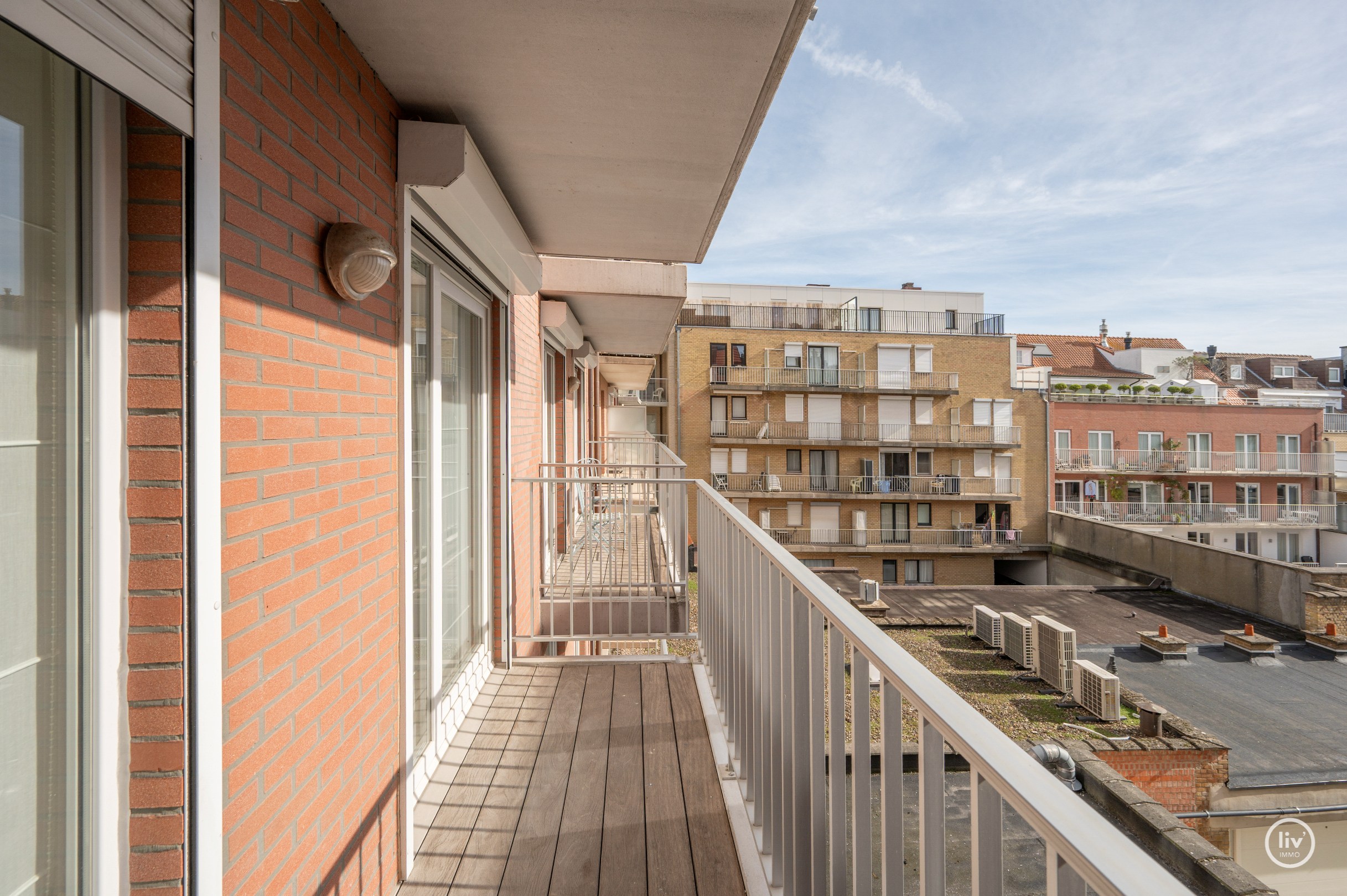 Appartement exceptionnellement spacieux avec une largeur de façade exceptionnelle et une superficie totale de 163 m², idéalement situé sur l'avenue Dumortier à Knokke. 