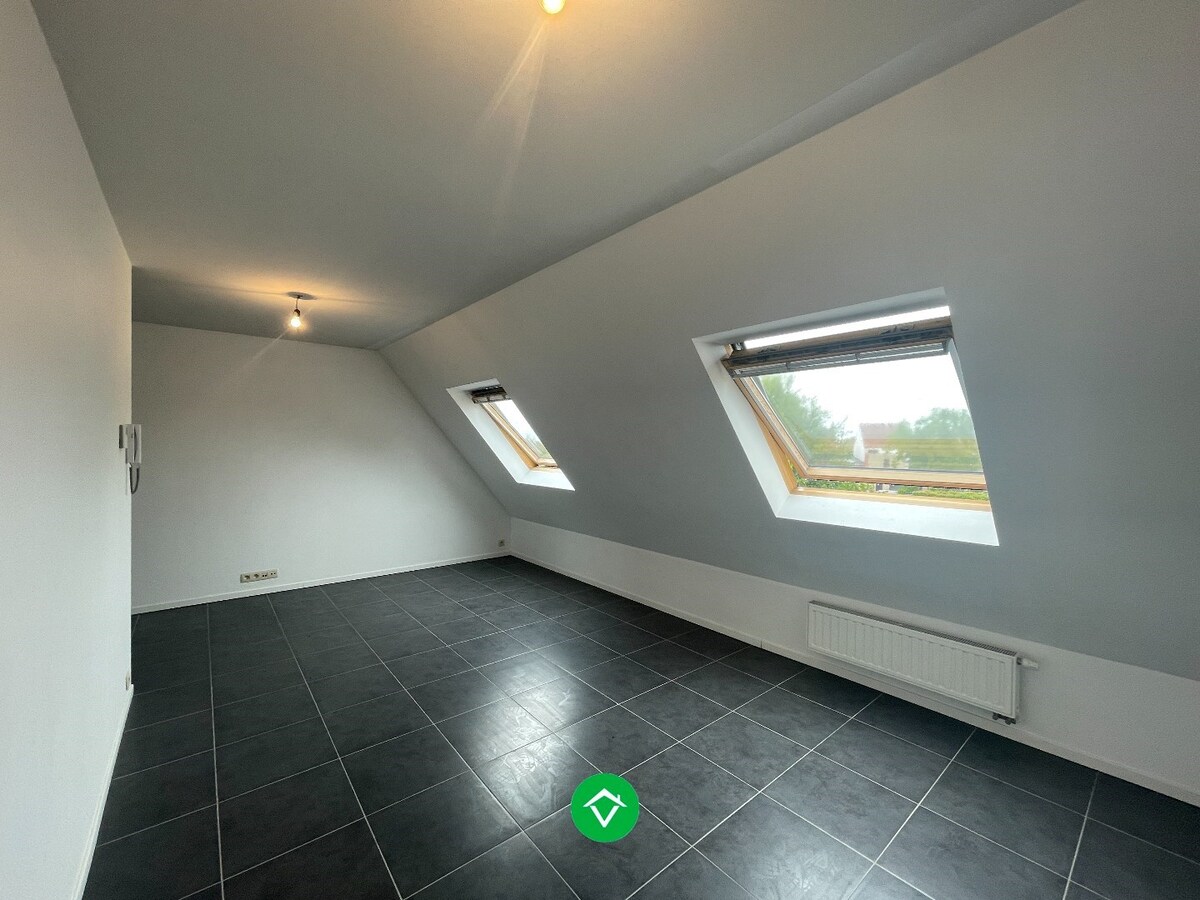 Rustig gelegen duplex appartement met 2 slaapkamers en autostaanplaats te Lichtervelde VRIJ 1/03/2024 