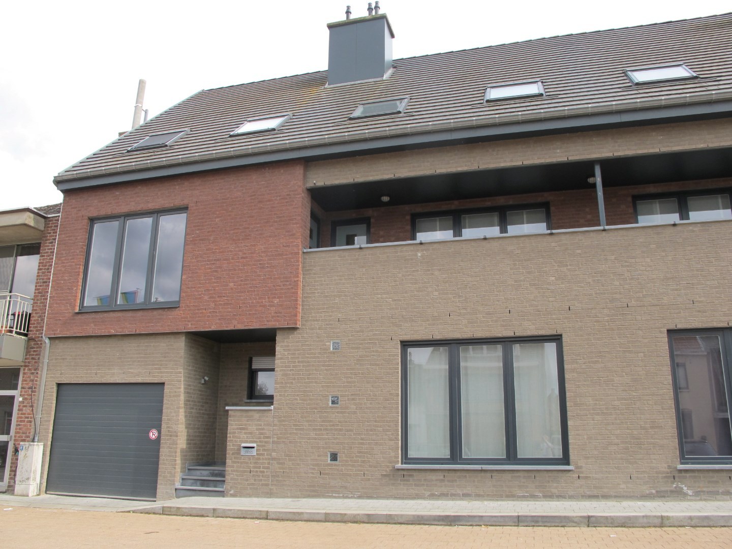 Modern triplex appartement met 3 slpks, terras, kelderberging en autostaanplaats. 
