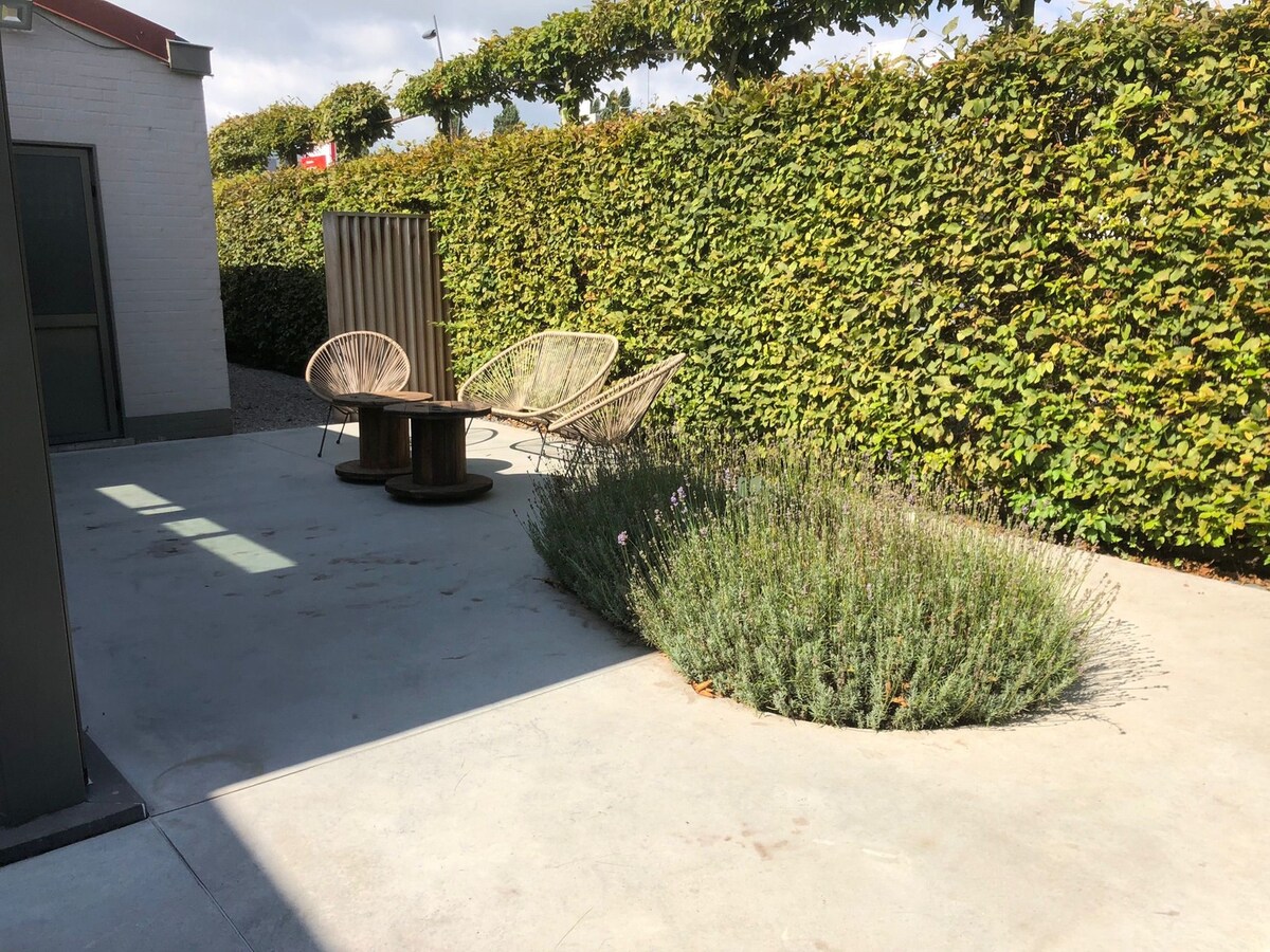 Alleenstaande woning met 5 slaapkamers en diepe tuin te Zarren 