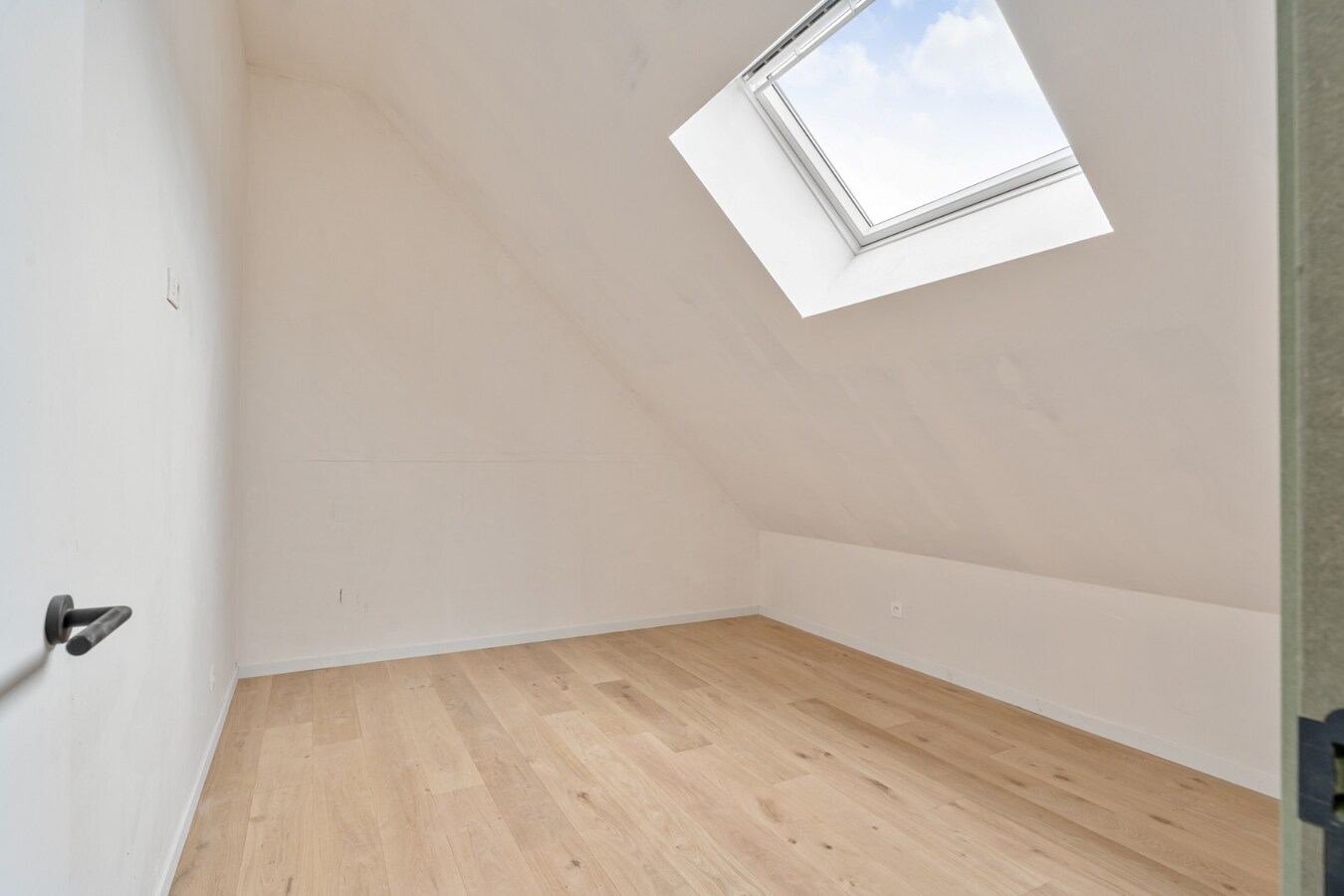 Exclusieve halfvrijstaande woning te koop na transformatie van bestaande hoeve naar 2 BEN-woningen! 