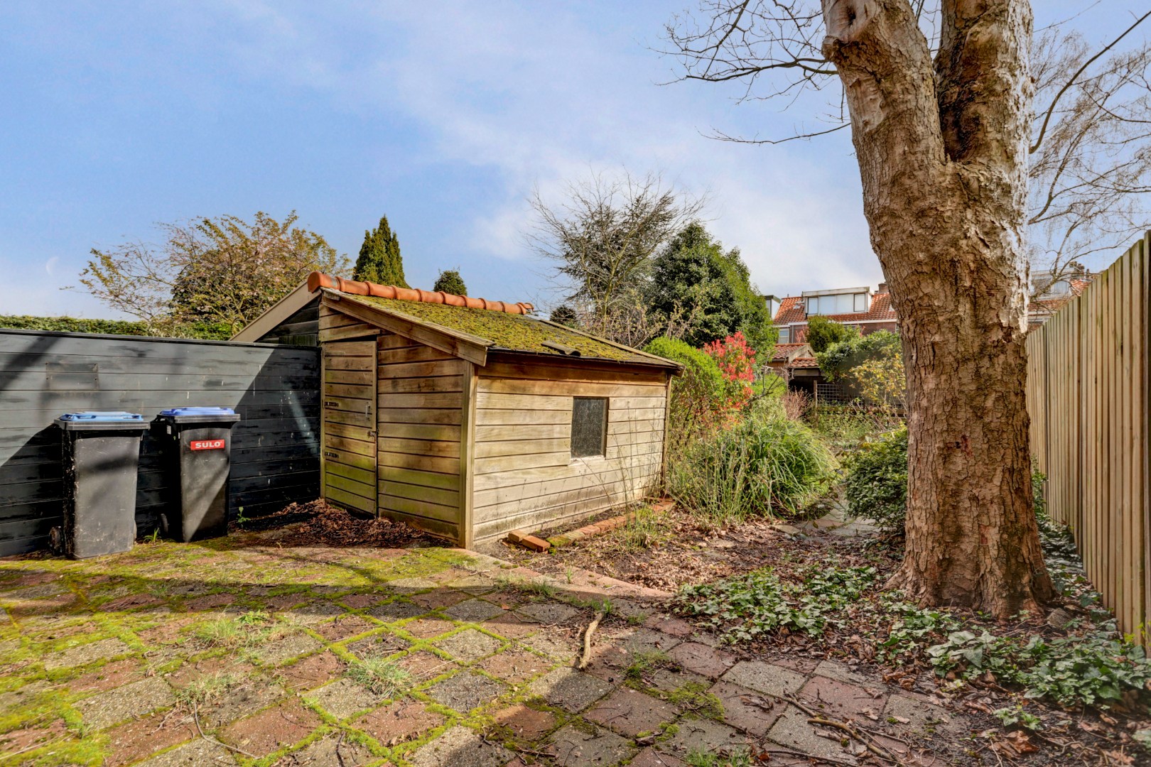 Unieke kans?! Zelf transformeren vanuit de vorige eeuw naar uw eigen hedendaagse smaak, dat kan met deze 5-kamer tussenwoning met 20m diepe tuin! 