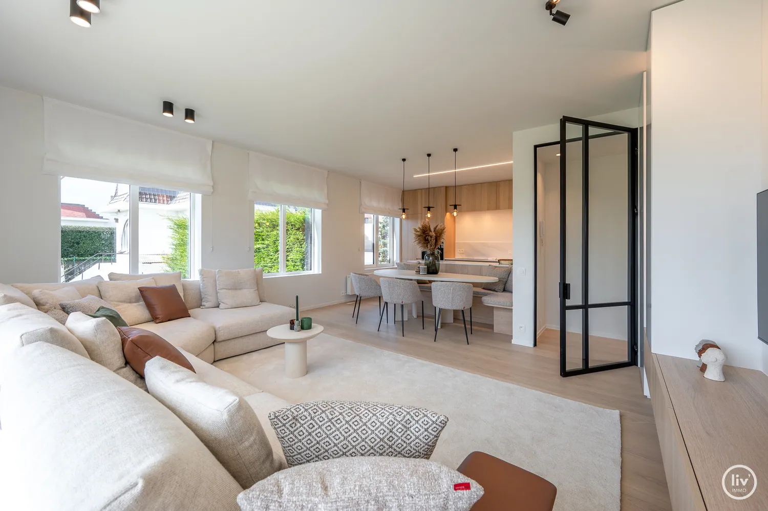 Prachtig, luxueus gerenoveerd 3 slaapkamerappartement met zuidgericht terras genietend van een open zicht over park 58 goed gelegen te Elizabetlaan nabij La reserve & Zeedijk Albertstrand. Garage moge