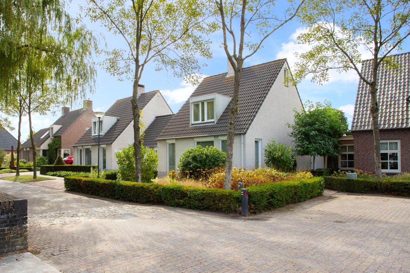 Degelijk gebouwde en perfect onderhouden vrijstaand-geschakelde gezinswoning aan ‘De Lovensbroek’. 