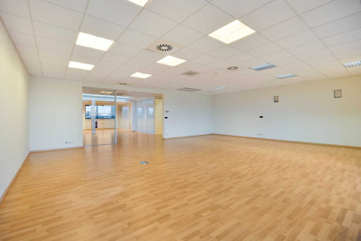 Kantoor te koop in het industriepark te Haasrode/Heverlee met 14 parkings - opp. 626 m² - verkoop van aandelen 