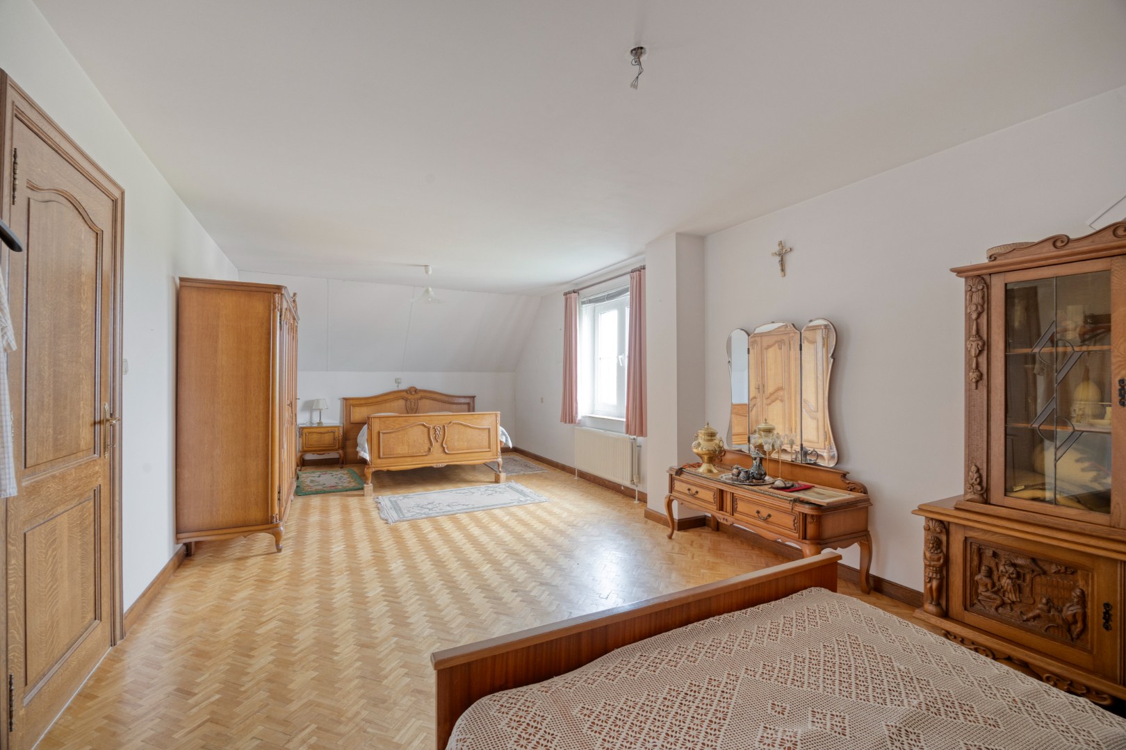 Ruime slaapkamer 1