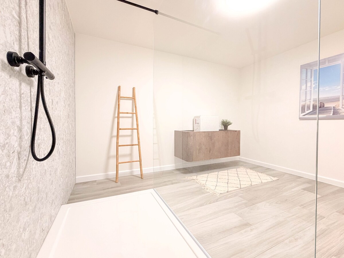 Prachtig en zeer ruim gelijkvloers appartement met zeer ruime garage 173m2 *** NONO INSPIRED ***! 
