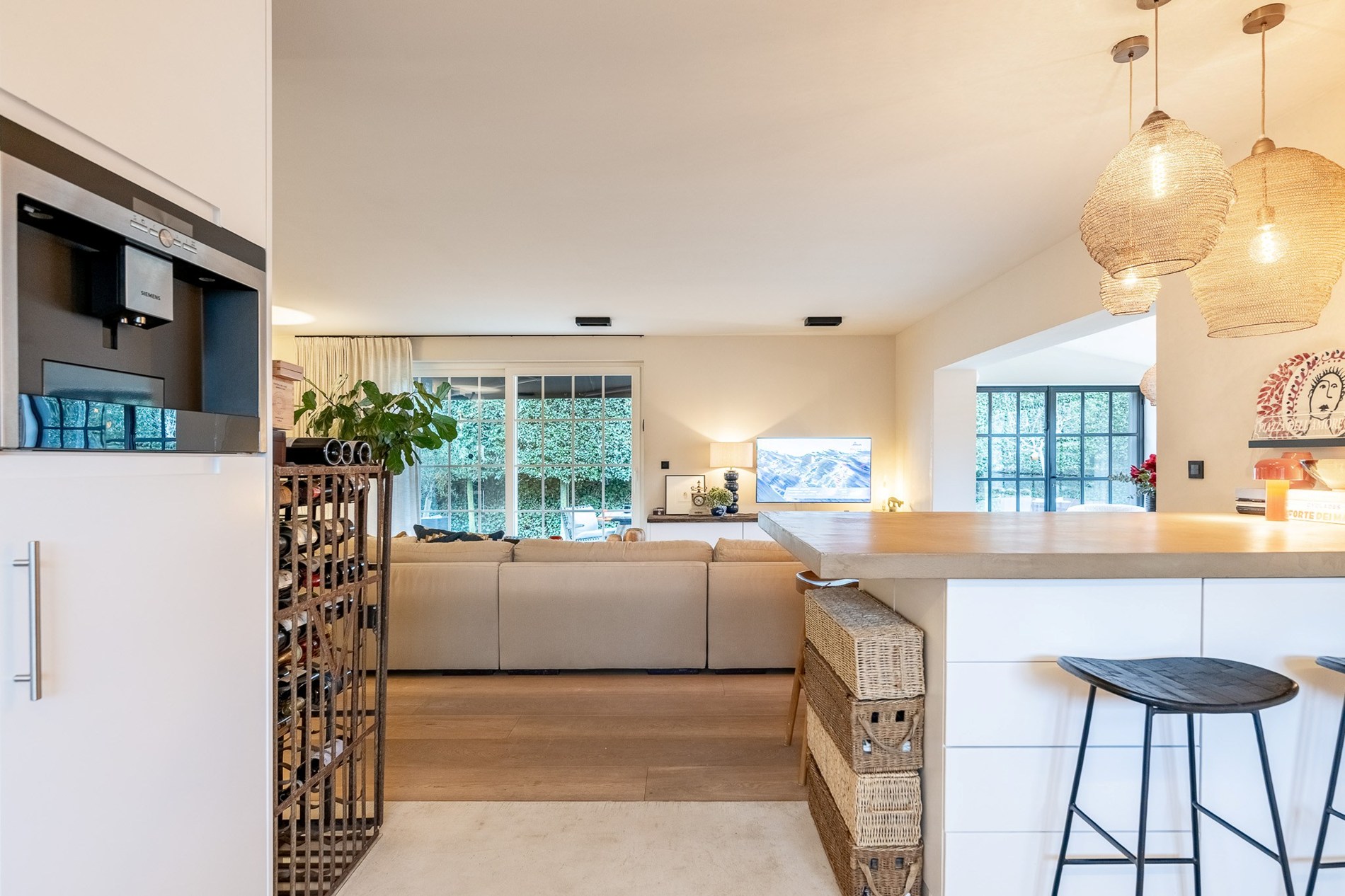 Gelegen in een rustige en uiterst gegeerde residentiële wijk van Knokke, biedt deze volledig gerenoveerde woning een perfecte combinatie van hedendaags comfort, licht en verfijnde elegantie 