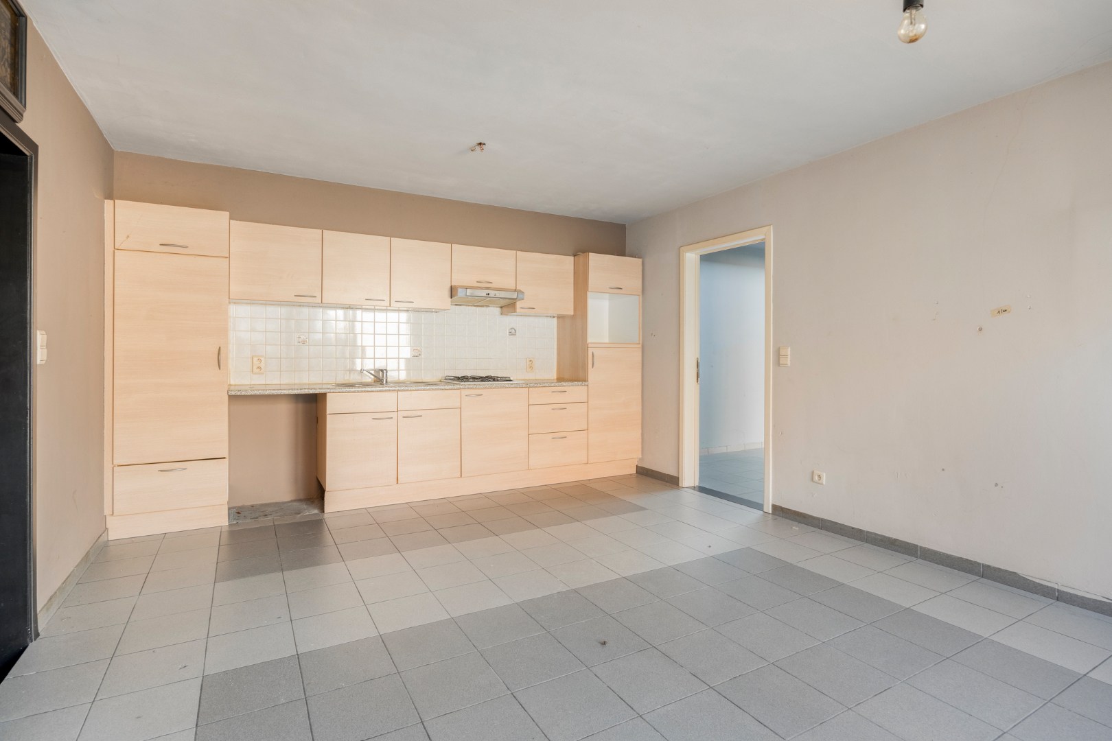 Op te frissen opbrengsteigendom met 3 appartementen en garage in Leopoldsburg 
