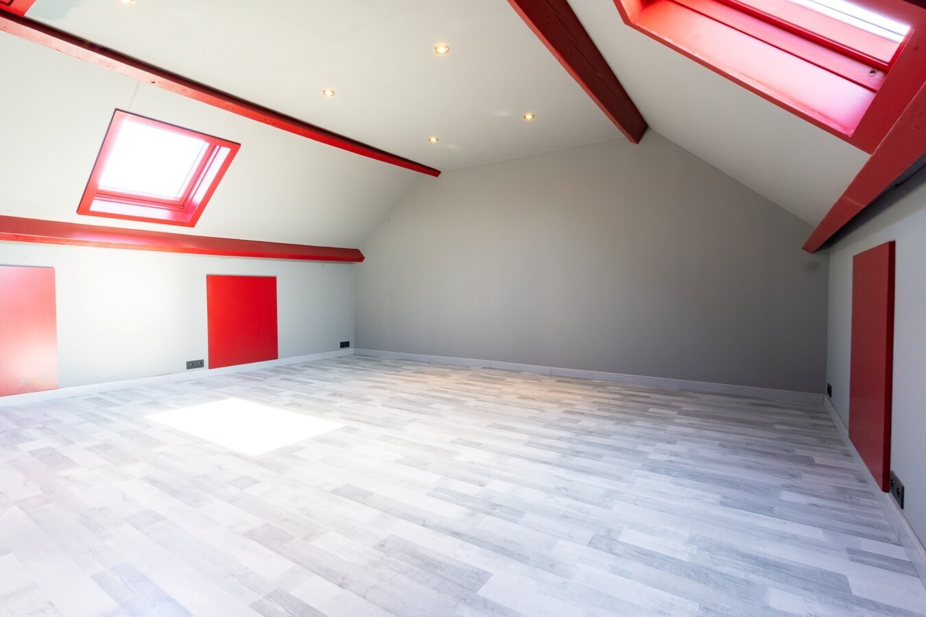 3 façades érigée sur 875m² avec terrain à bâtir, parking privé, double garage. 