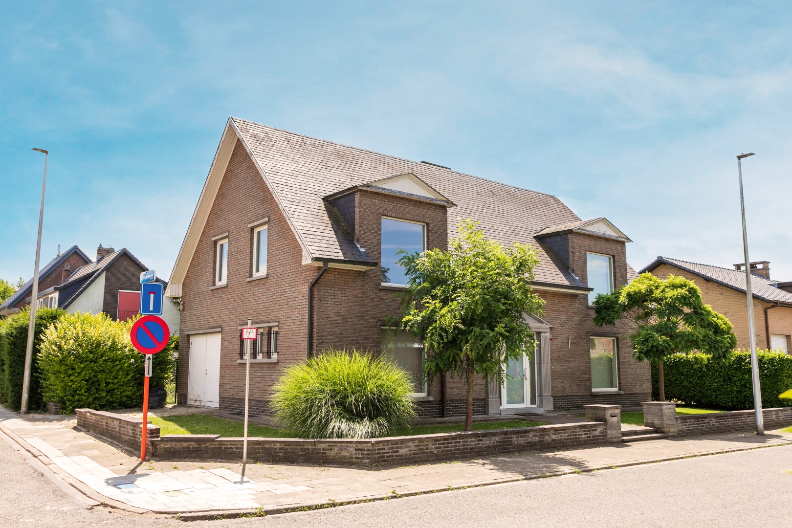 Ruime 4-gevelwoning met 4 slaapkamers, bureau, garage en tuin op 626 m² met bouwpotentieel in Halle 