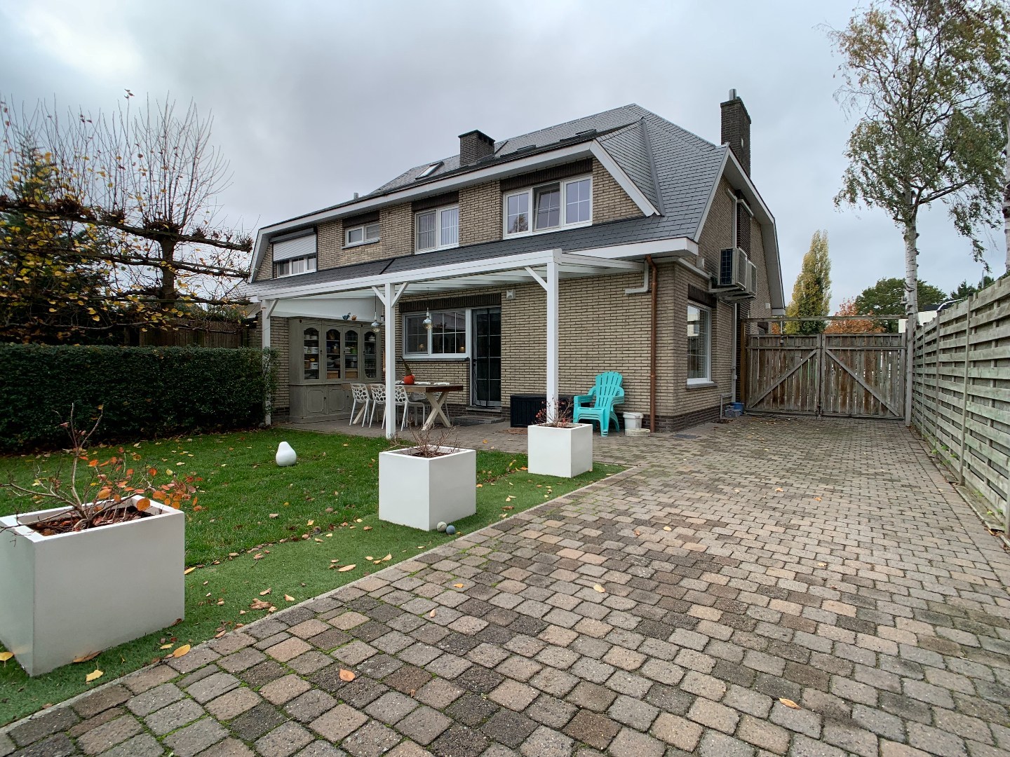 Instapklare halfopen bebouwing met zonnige zuidoost gerichte tuin – 560 m² 