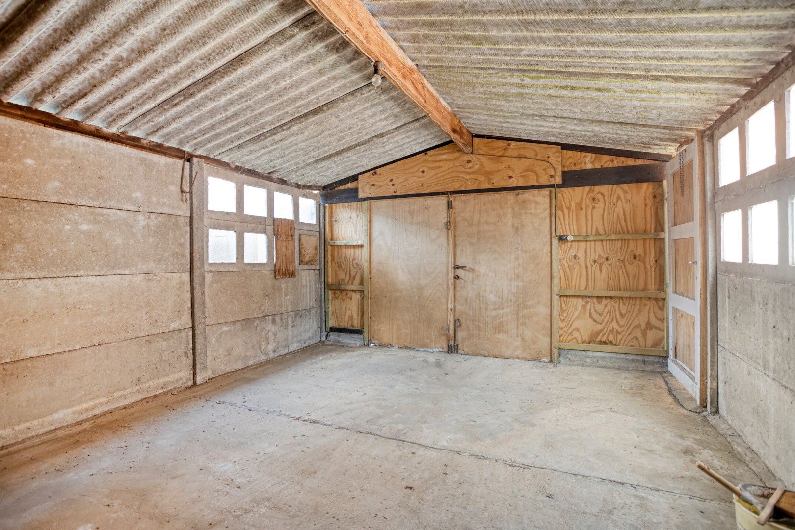 Te renoveren gezinswoning met 3 slpk. en ruime garage in Geel 