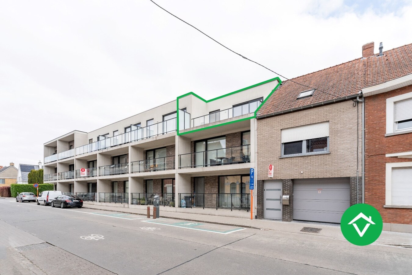 Recent, instapklaar appartement met één slaapkamer, ruim terras en autostaanplaats te Roeselare 