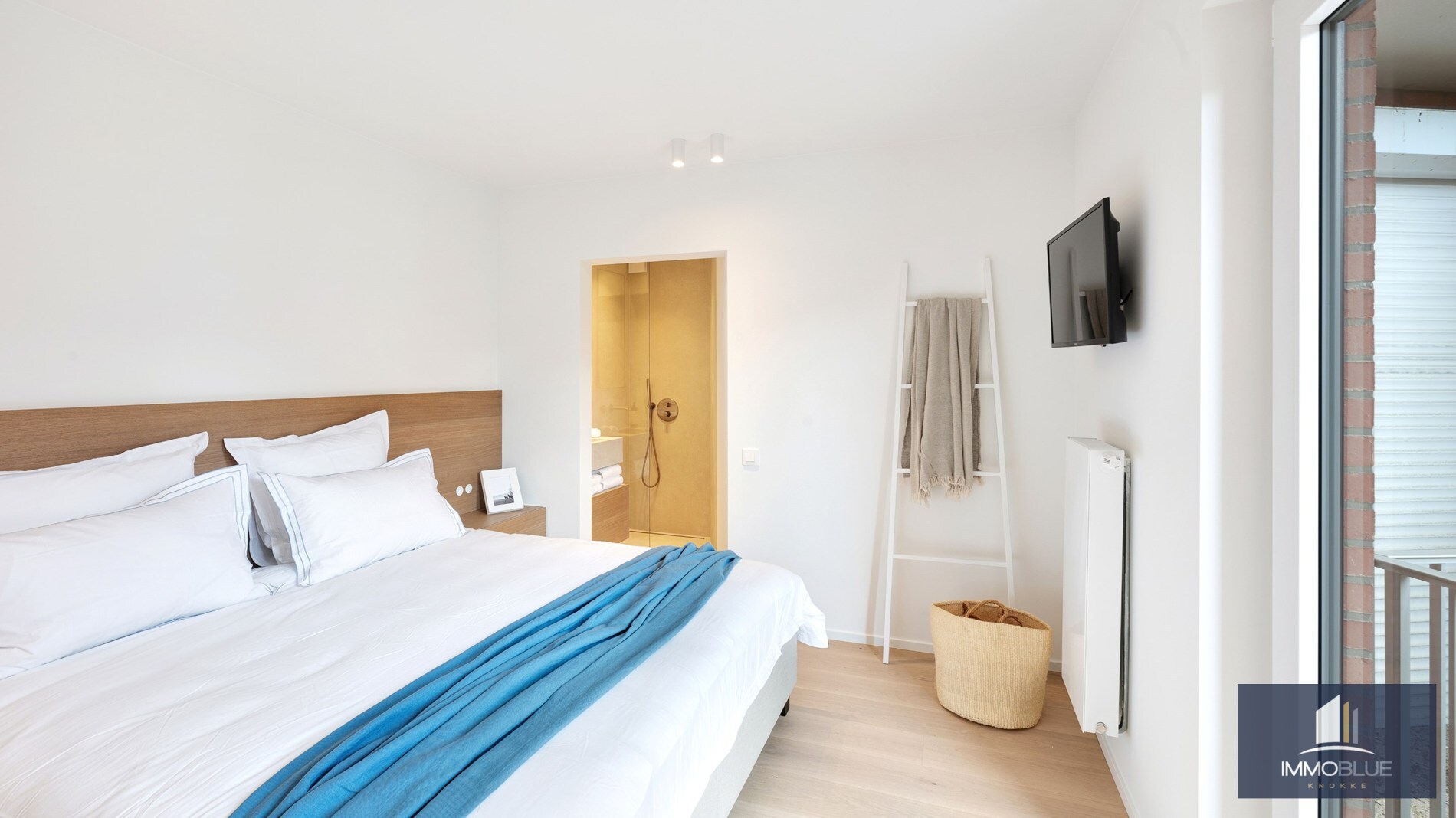 Appartement entièrement rénové avec trois chambres à coucher, situé en plein centre. 