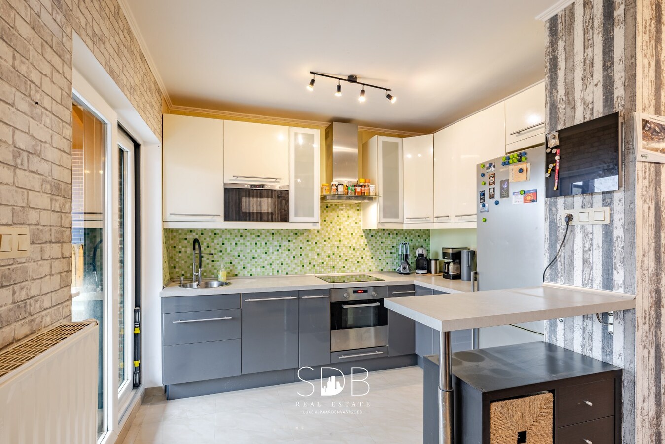 Instapklare half open bebouwing met gezinstuin 