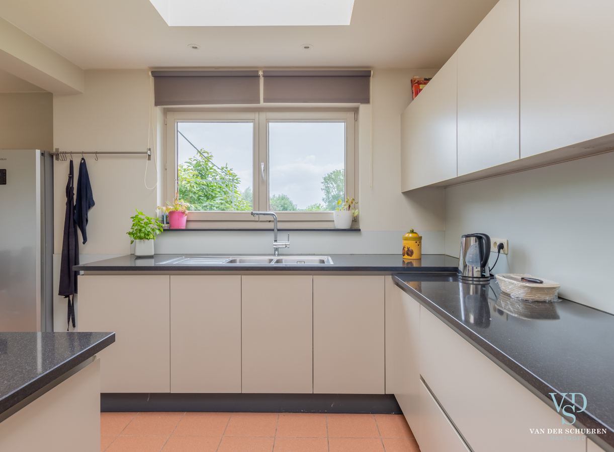 Authentieke herenwoning met atelier / bureau's. 