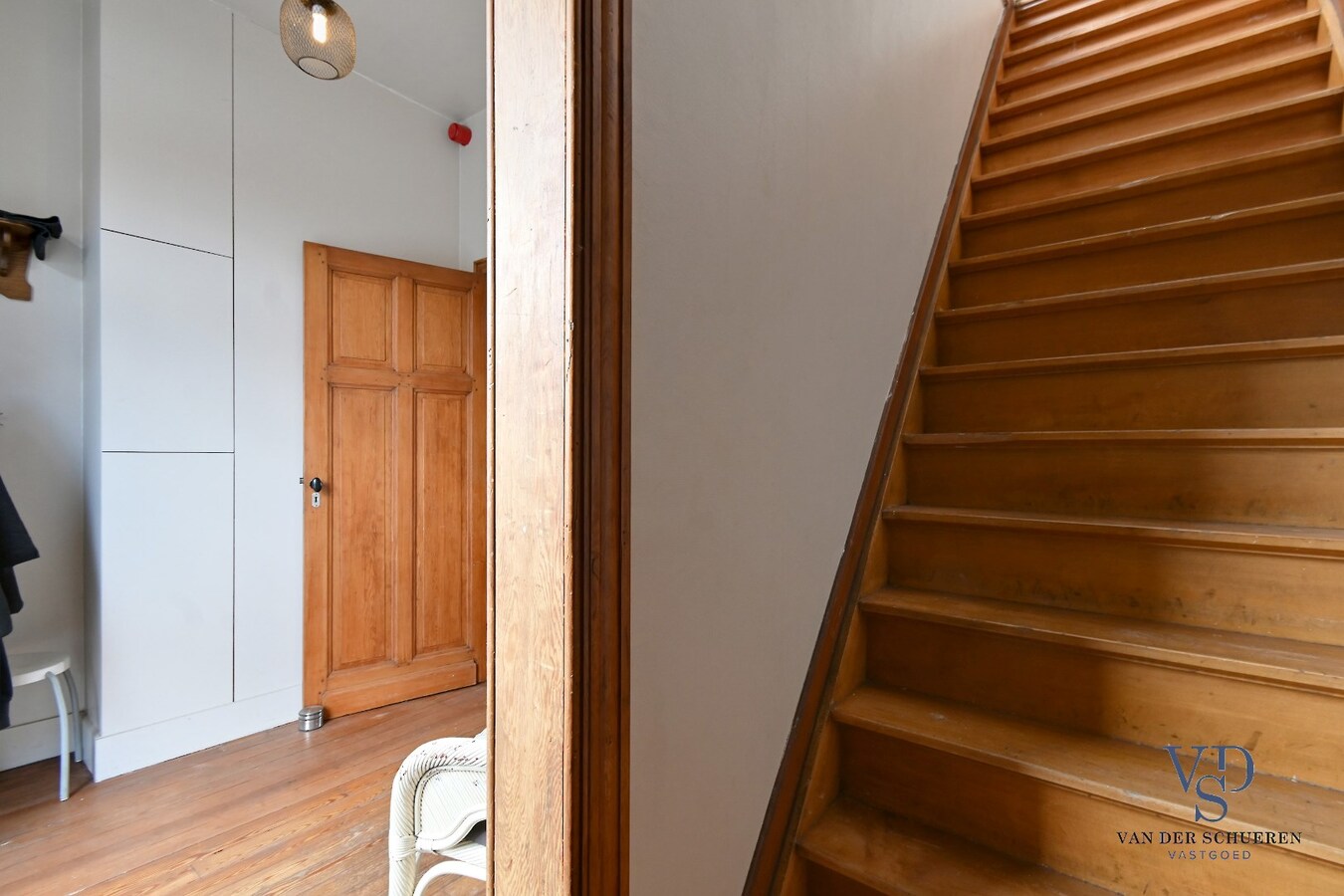 Commercieel gelijkvloers met ruime duplex en tuin. 