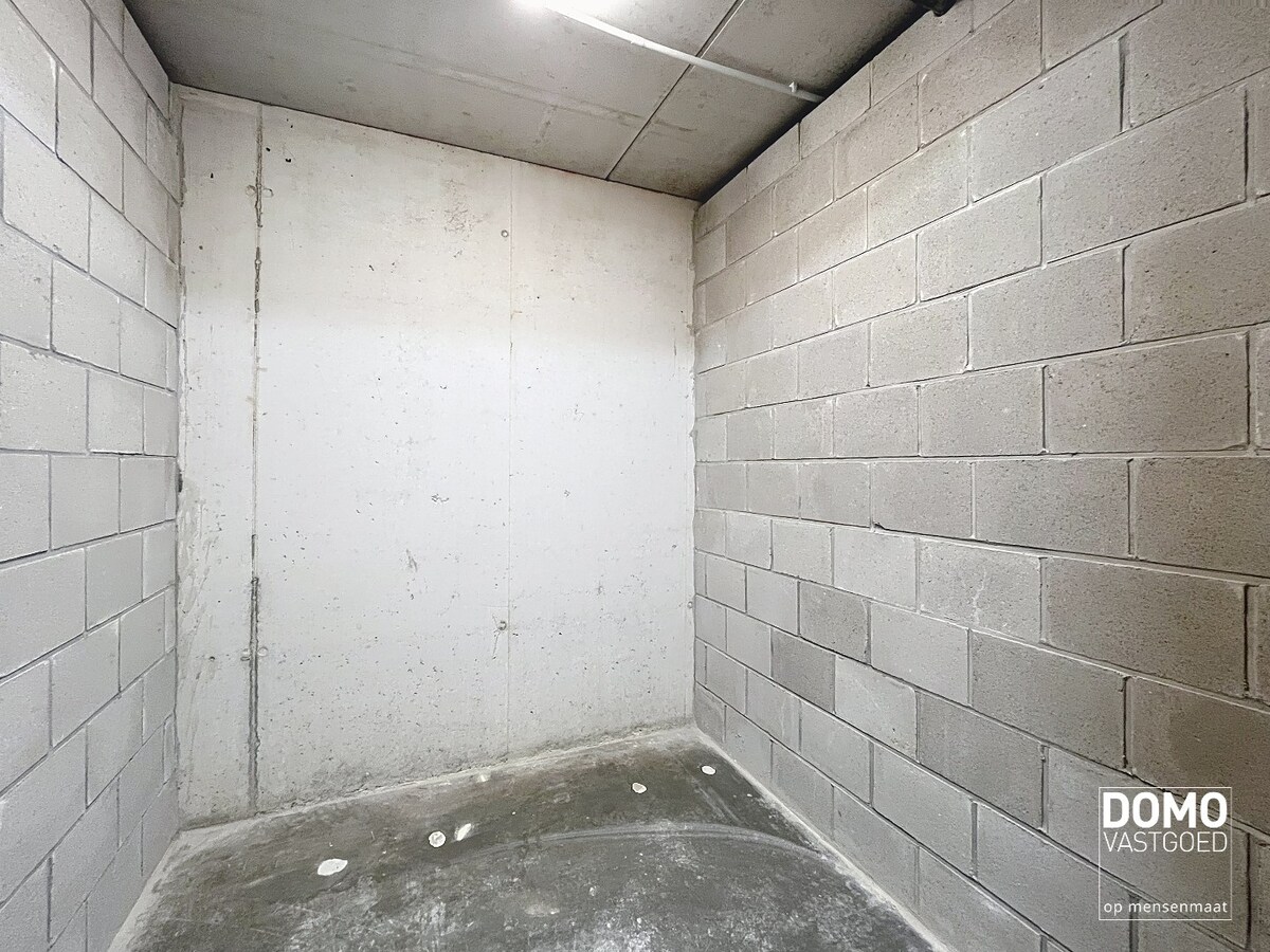 VOLLEDIG AFGEWERKT NIEUWBOUWAPPARTEMENT MET 2 SLAAPKAMERS, TERRAS, ONDERGRONDSE AUTOSTANDPLAATS EN KELDERBERGING IN RESIDENTIE "DE KWINT" TE ZONHOVEN 