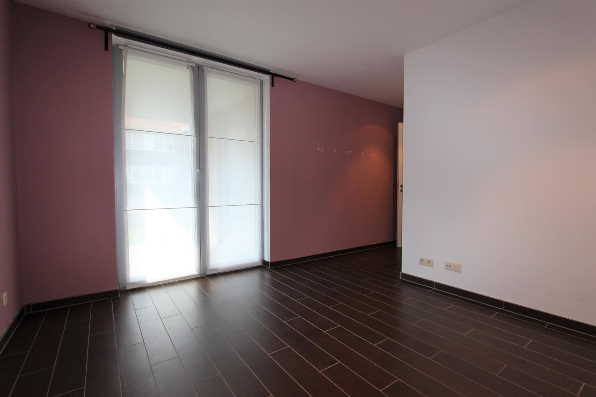 GELIJKVLOERS APPARTEMENT MET RUIM ZONNETERRAS EN GARAGE 