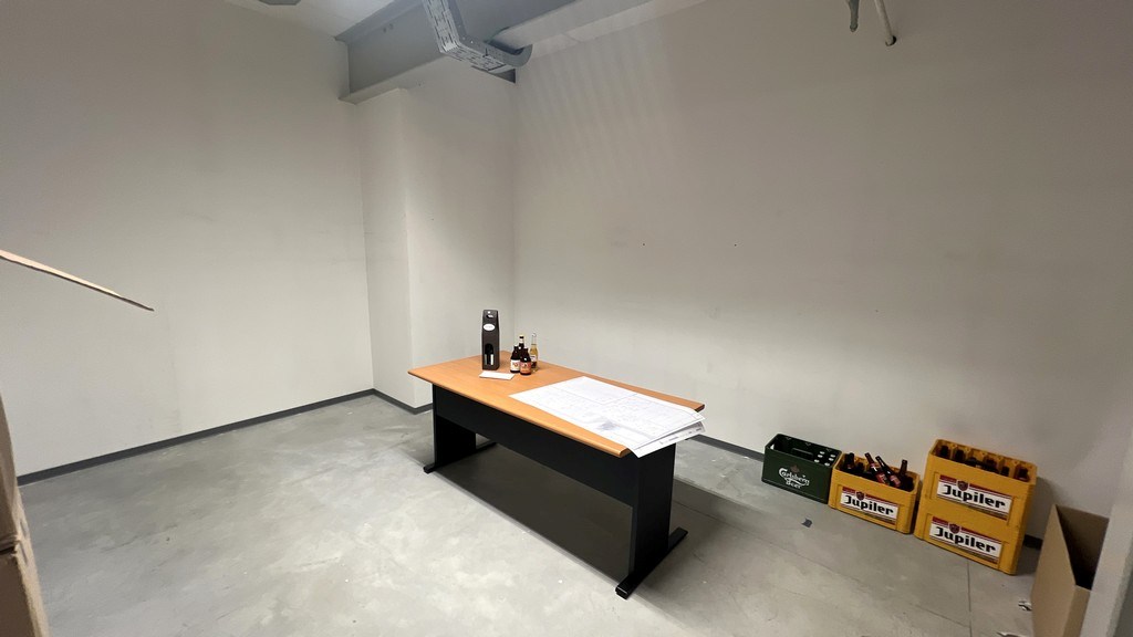 Bedrijfspand te huur in bedrijvenzone vlakbij E17 in Lokeren