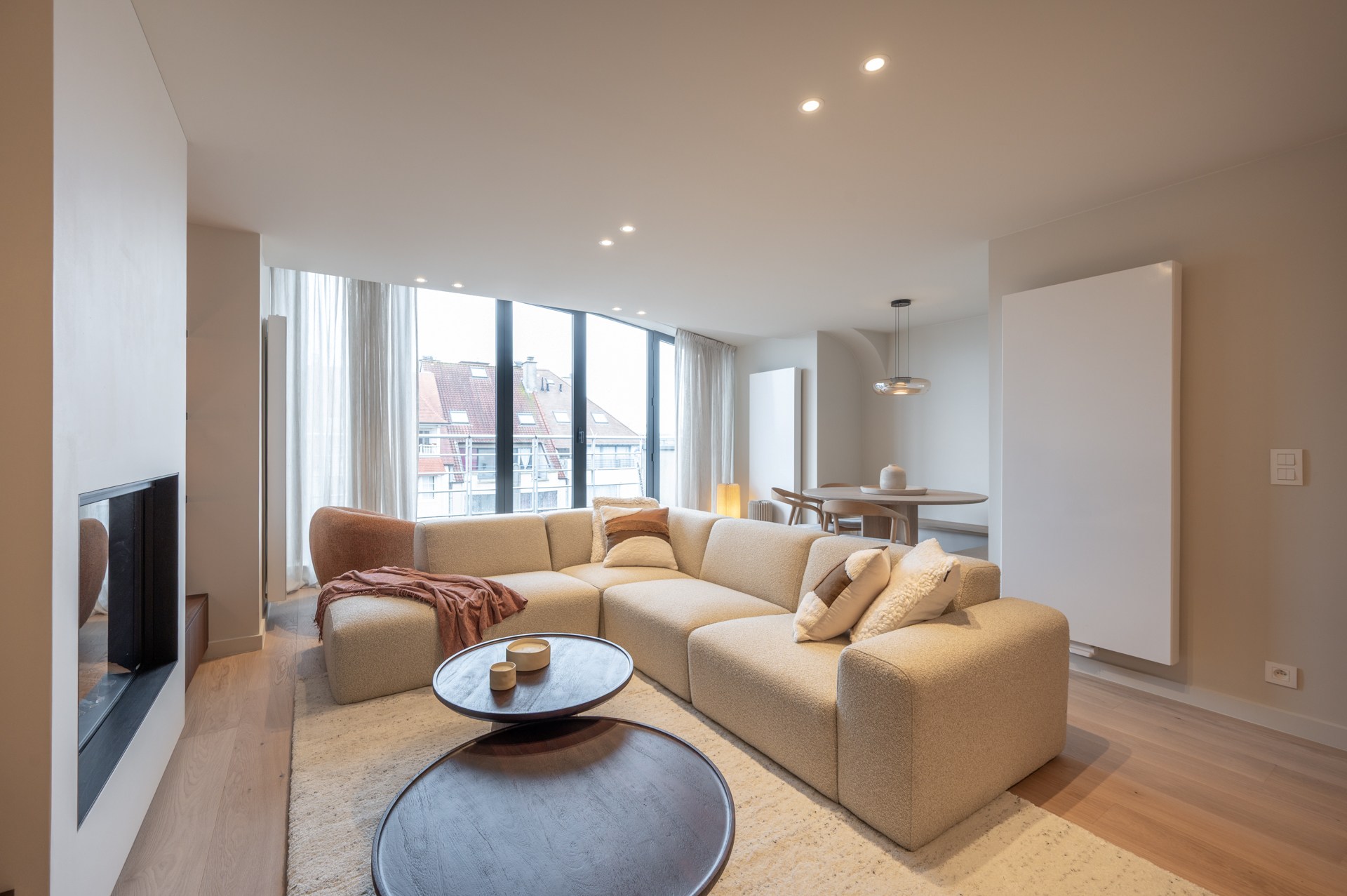 Appartement en duplex spacieux et rénové, orienté plein sud, situé dans un emplacement exceptionnel sur la Lippenslaan. 