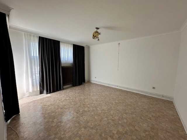 Halfopen woning met 3 slaapkamers, tuin en garage te Neeroeteren. 