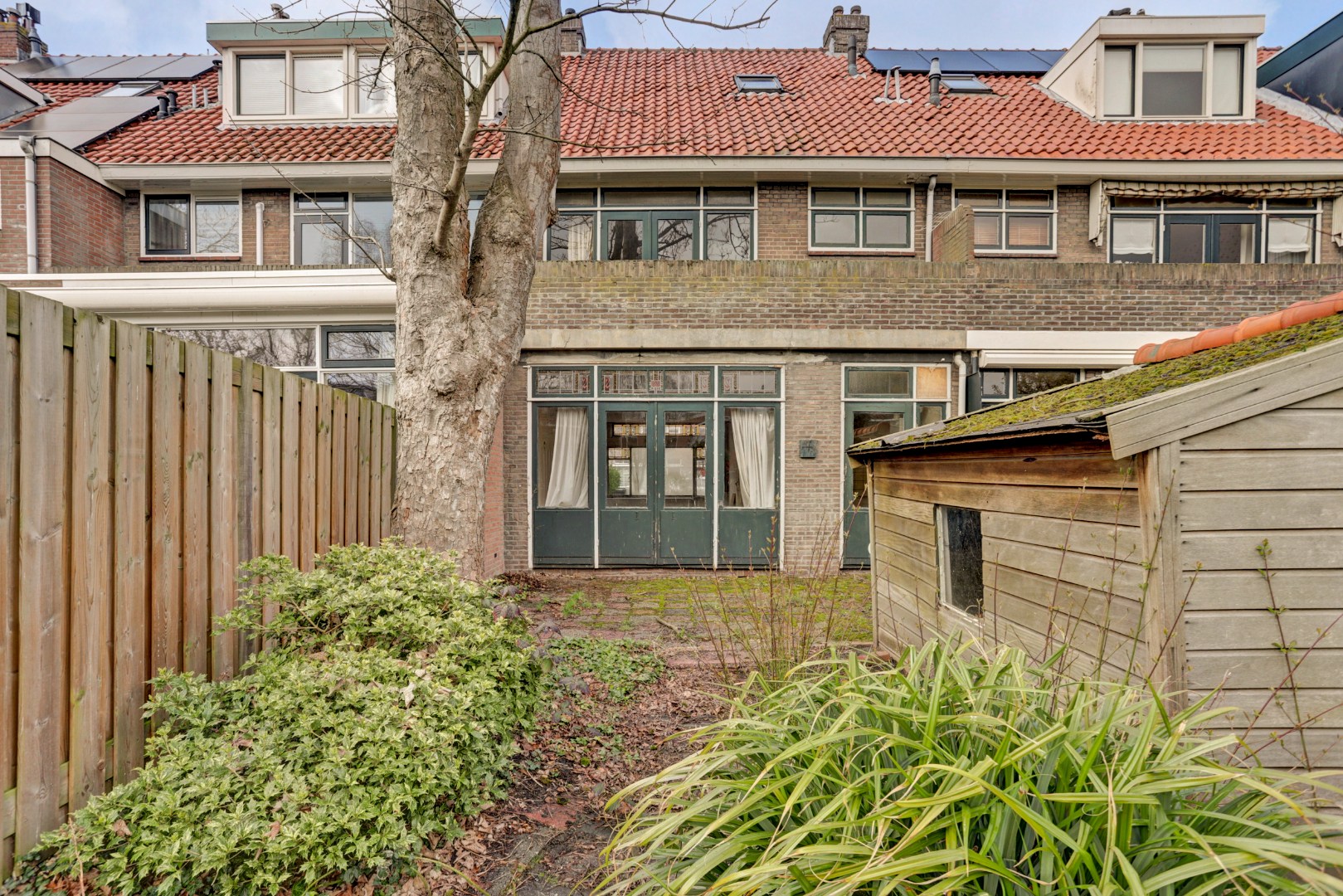 Unieke kans?! Zelf transformeren vanuit de vorige eeuw naar uw eigen hedendaagse smaak, dat kan met deze 5-kamer tussenwoning met 20m diepe tuin! 