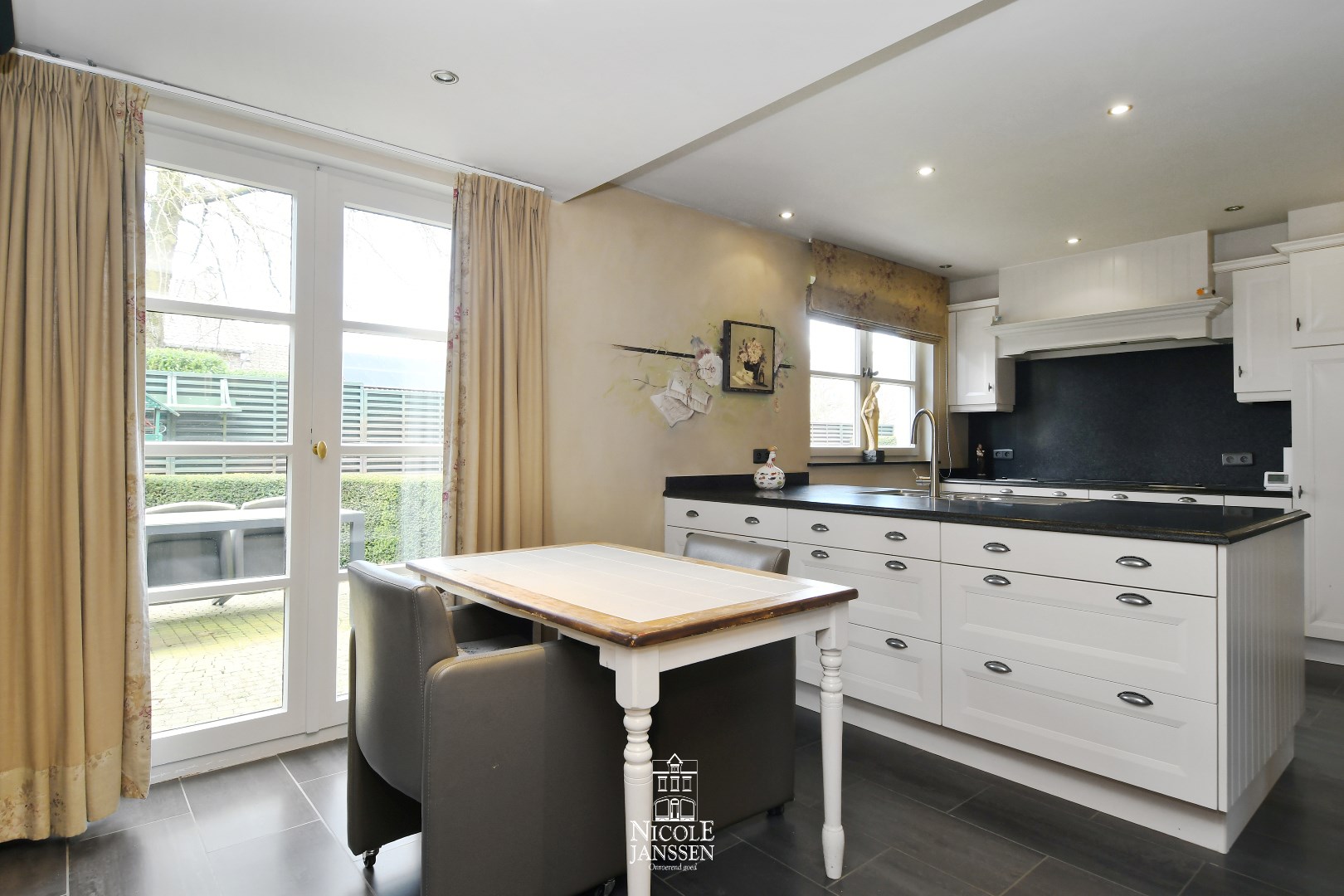 Via de keuken en de leefruimte hebben we directe toegang naar het terras 