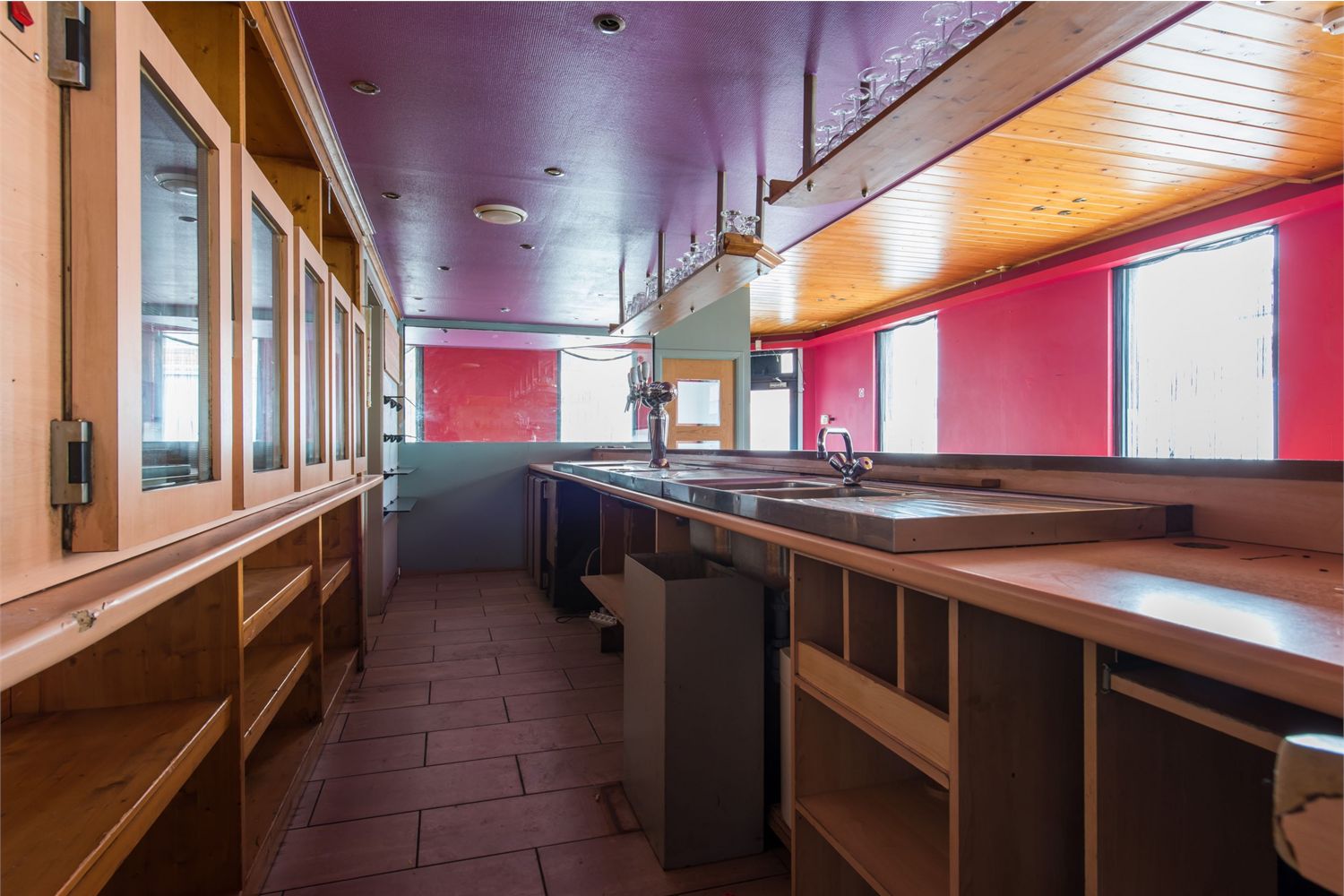 Handelspand met ruime woonst op toplocatie 