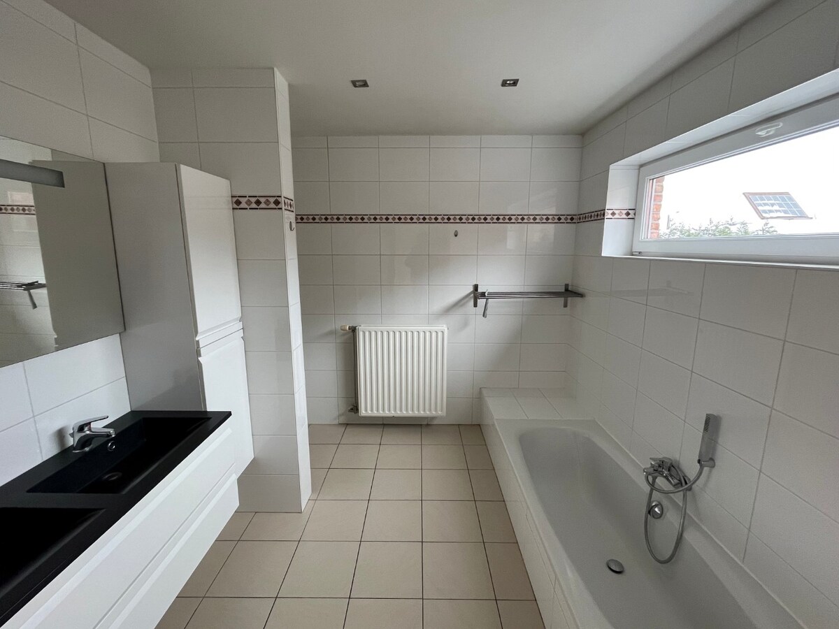 Bijzonder ruime, praktisch ingedeelde gezinswoning 