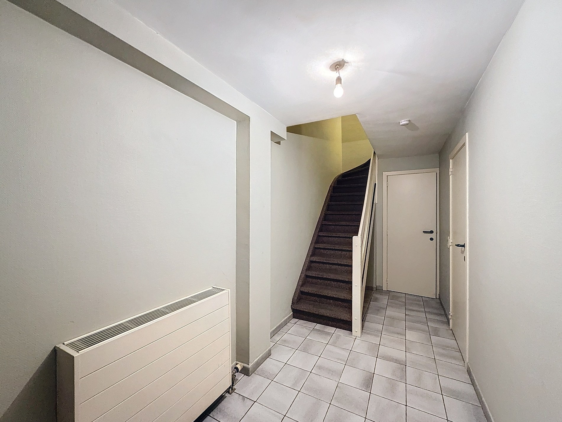 Central gelegen rijwoning in oud-Knokke, op een  centrale locatie, nabij de supermarkten, school, sportcomplex en enkele meters van de Lippenslaan en het openbaar vervoer. 