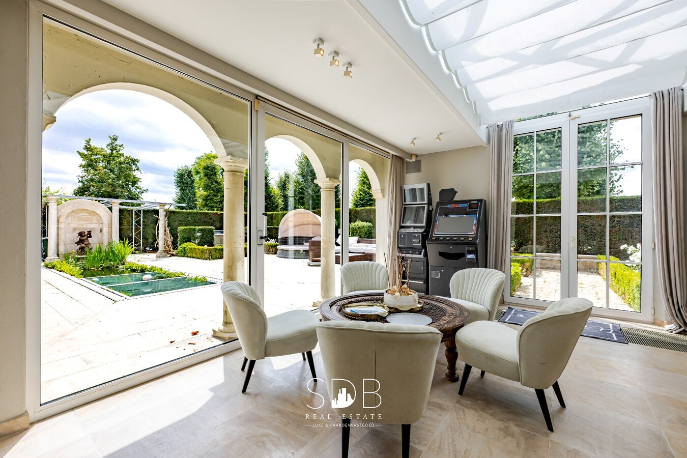 Landelijke villa met bijgebouwen en graslanden op 23.740m² 