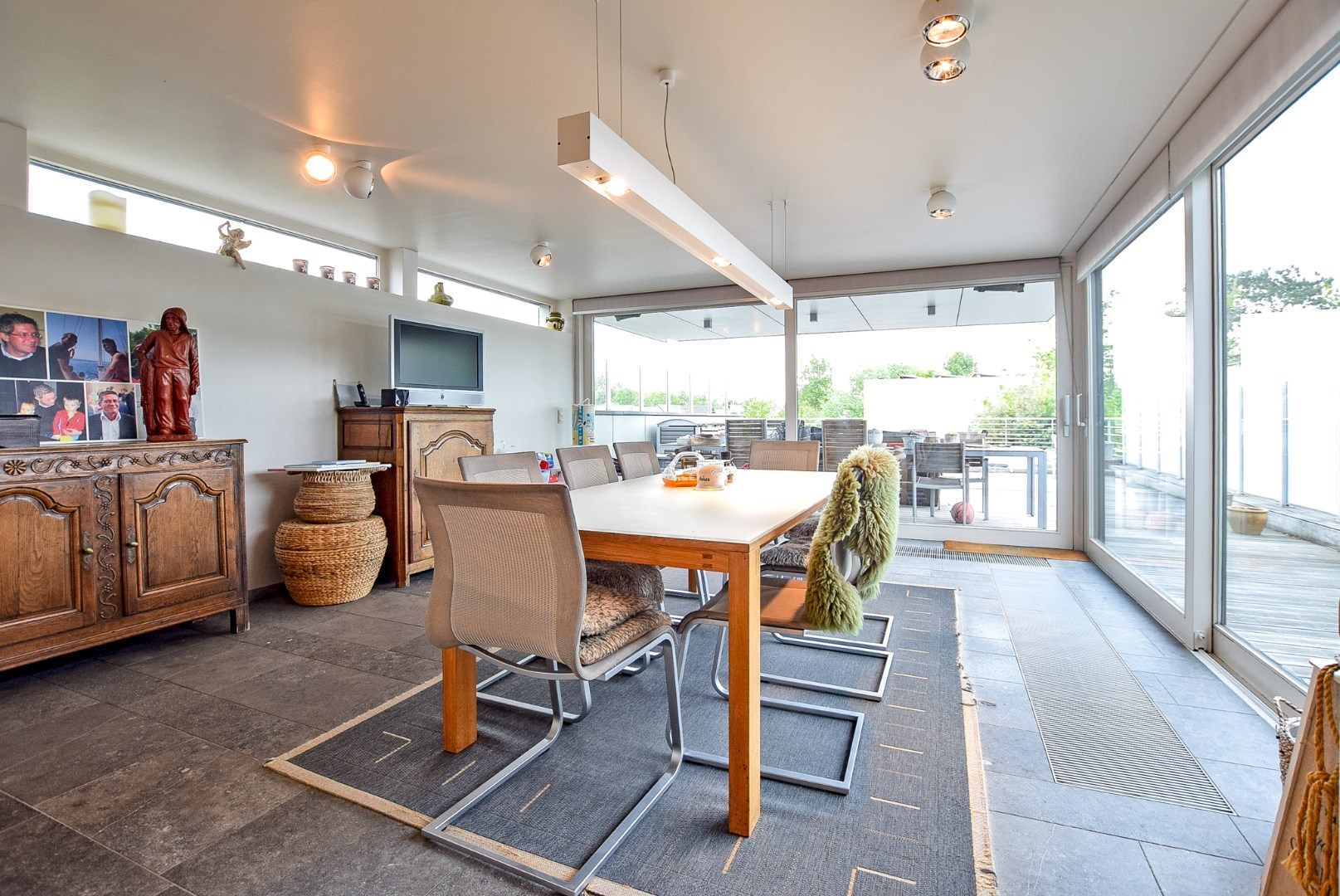 Goed gelegen kantoorruimte / praktijkruimte met woonst te Oostduinkerke op 749m². 