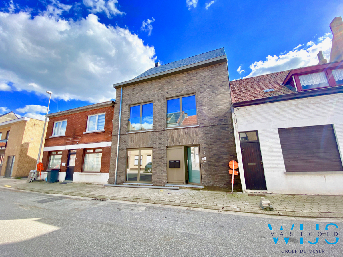 Instapklaar GELIJKVLOERSAPP. met tuin &amp; garage te Zelzate ! 