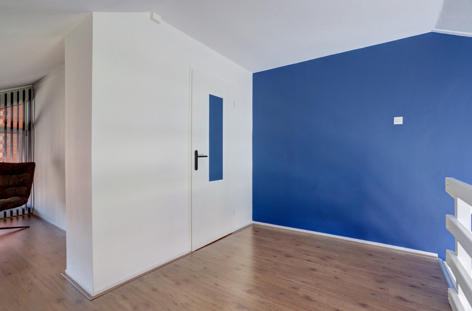 Instapklaar 3-kamer appartement op de 4e en 5e verdieping met ruim zonnig terras, eigen parkeerplaats in de parkeergarage, berging in de onderbouw en gelegen op eigen grond. 