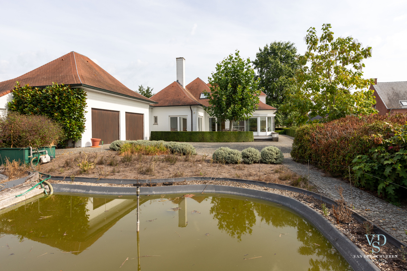 Lichtrijke, stijlvolle villa  (EPC van 254 !). 