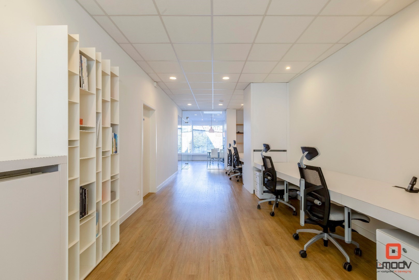 Modern en lichtrijk kantoor op commercieel gunstige locatie 