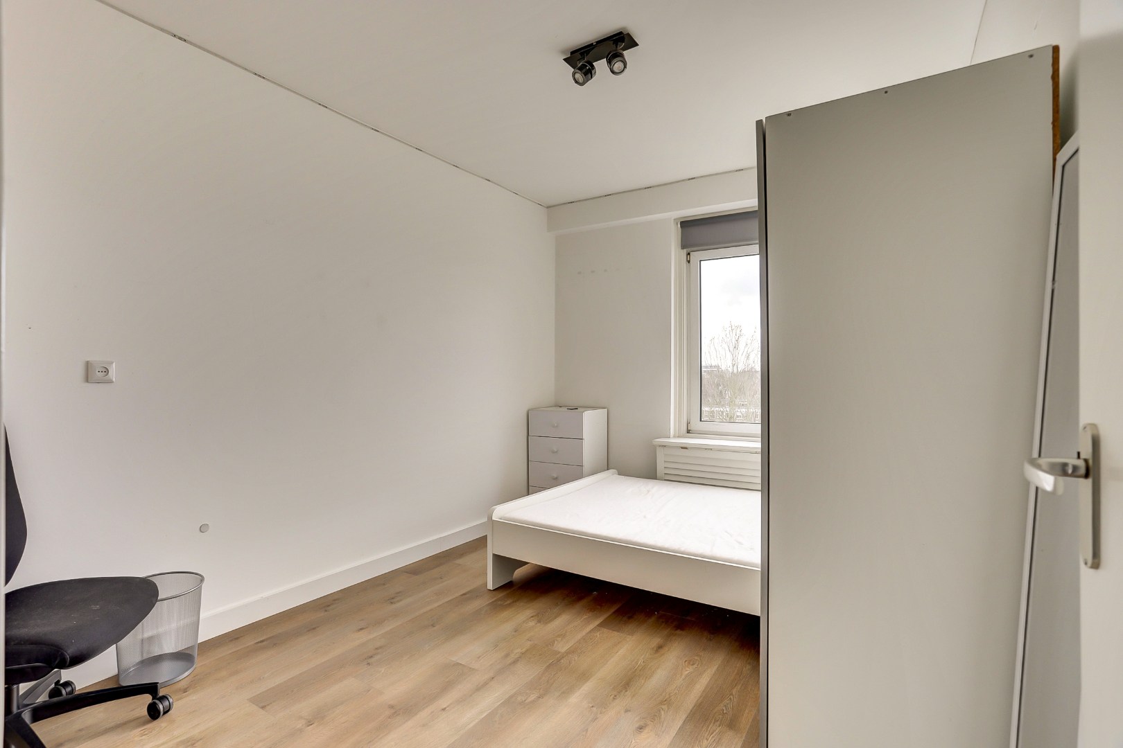 4-kamer appartement op de 6e verdieping met keurige keuken en badkamer, 2 balkons, berging in de onderbouw en gelegen op eigen grond! 