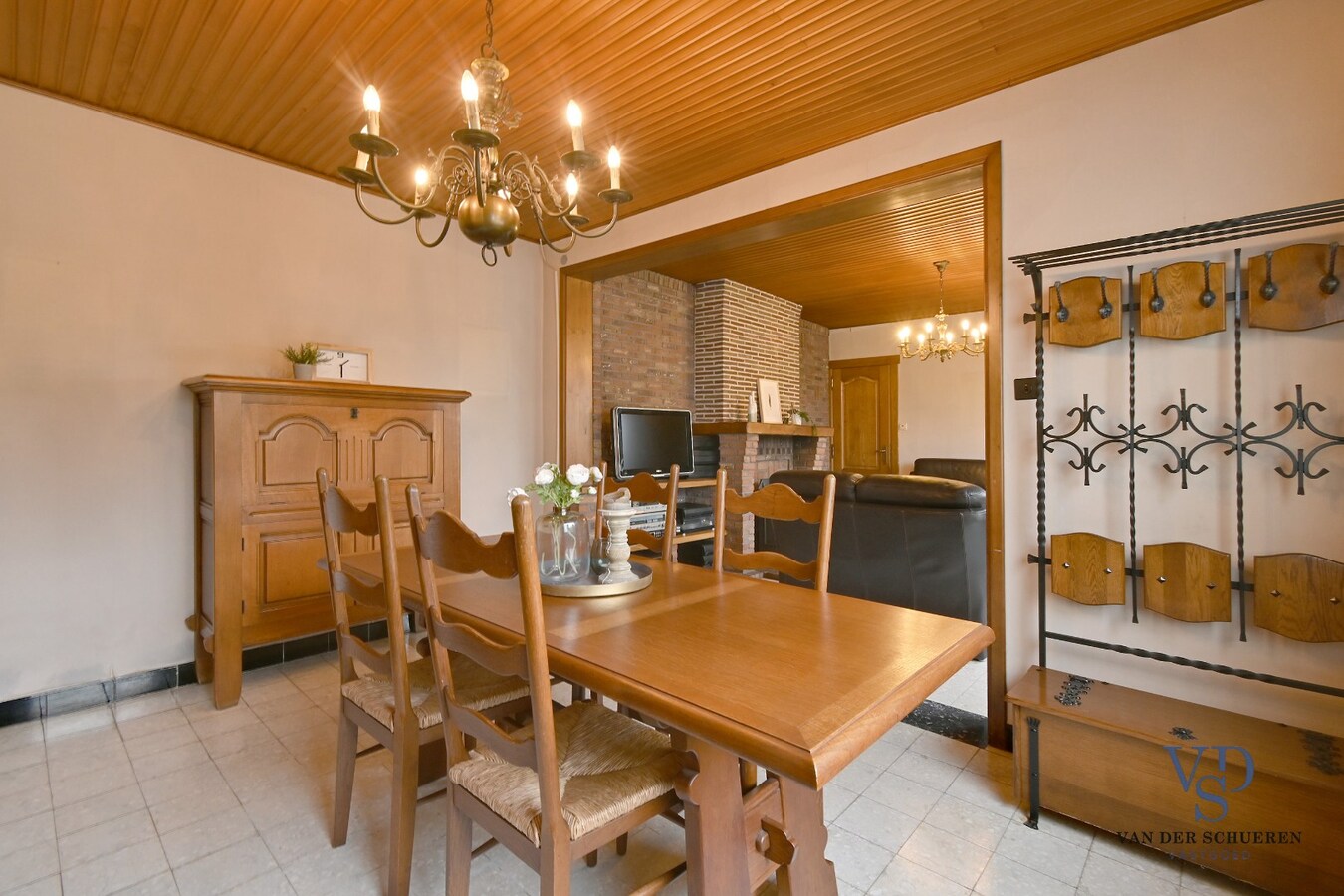 Te renoveren woning met uniek uitzicht op de omliggende akkers 