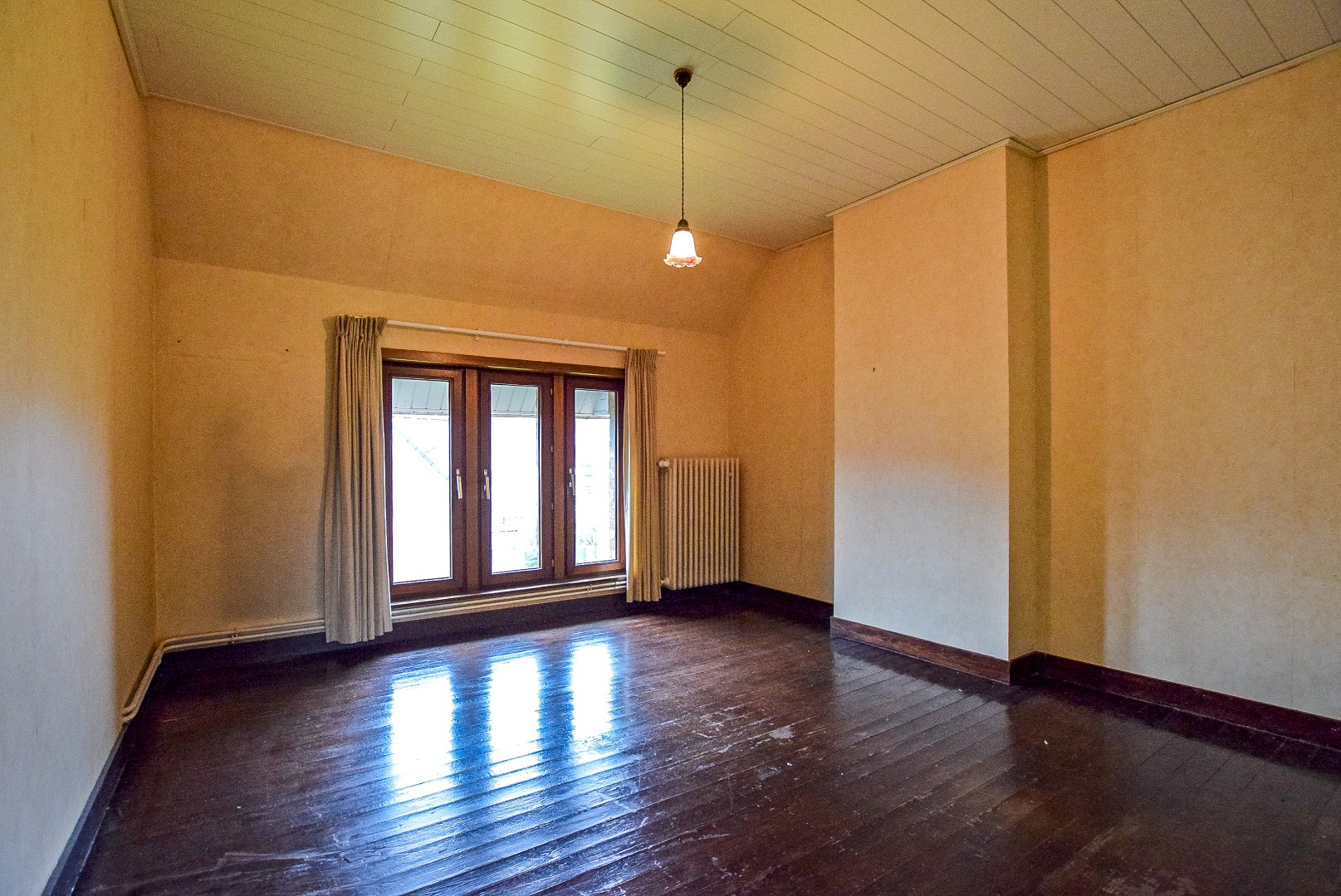 Te renoveren alleenstaande woning met 3 slaapkamers. 