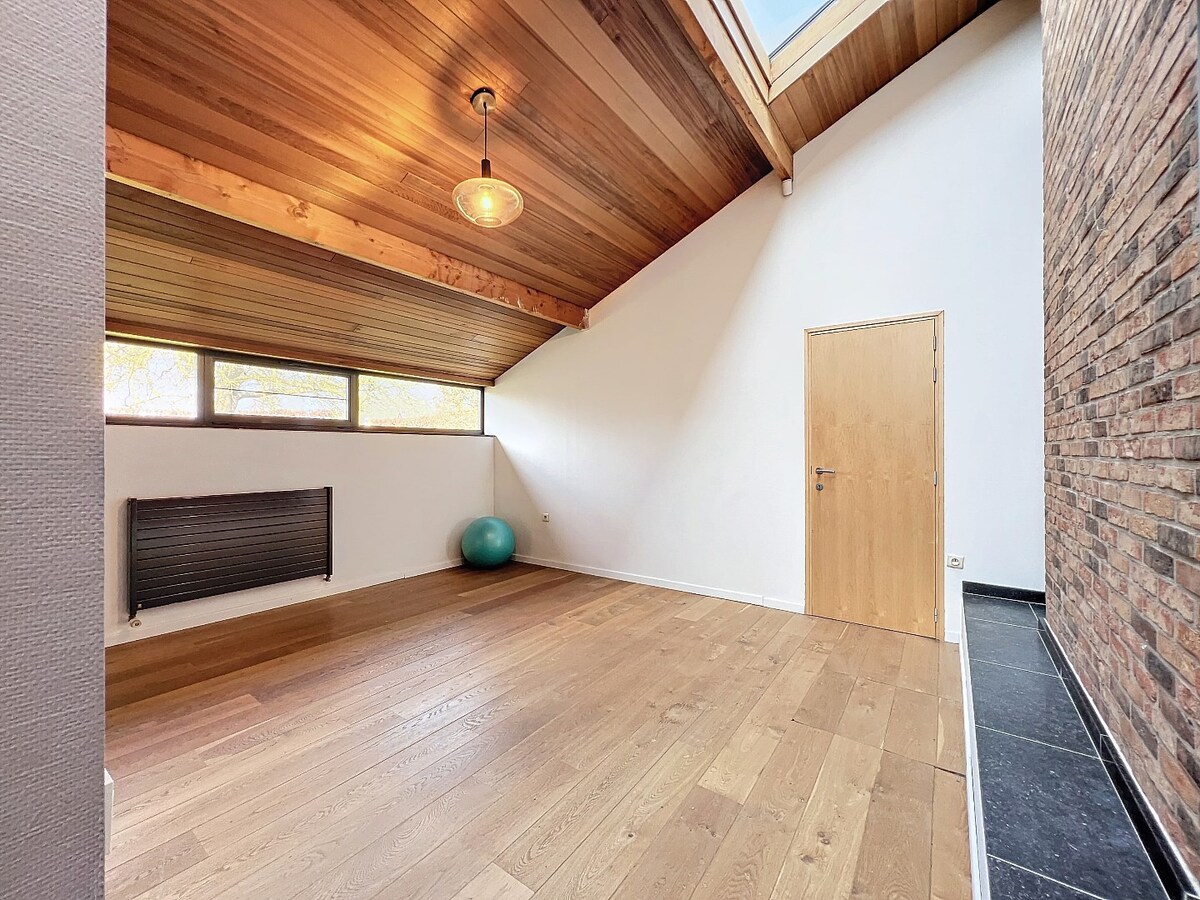 Ruime villa met unieke architectuur en tuin te Tollembeek 