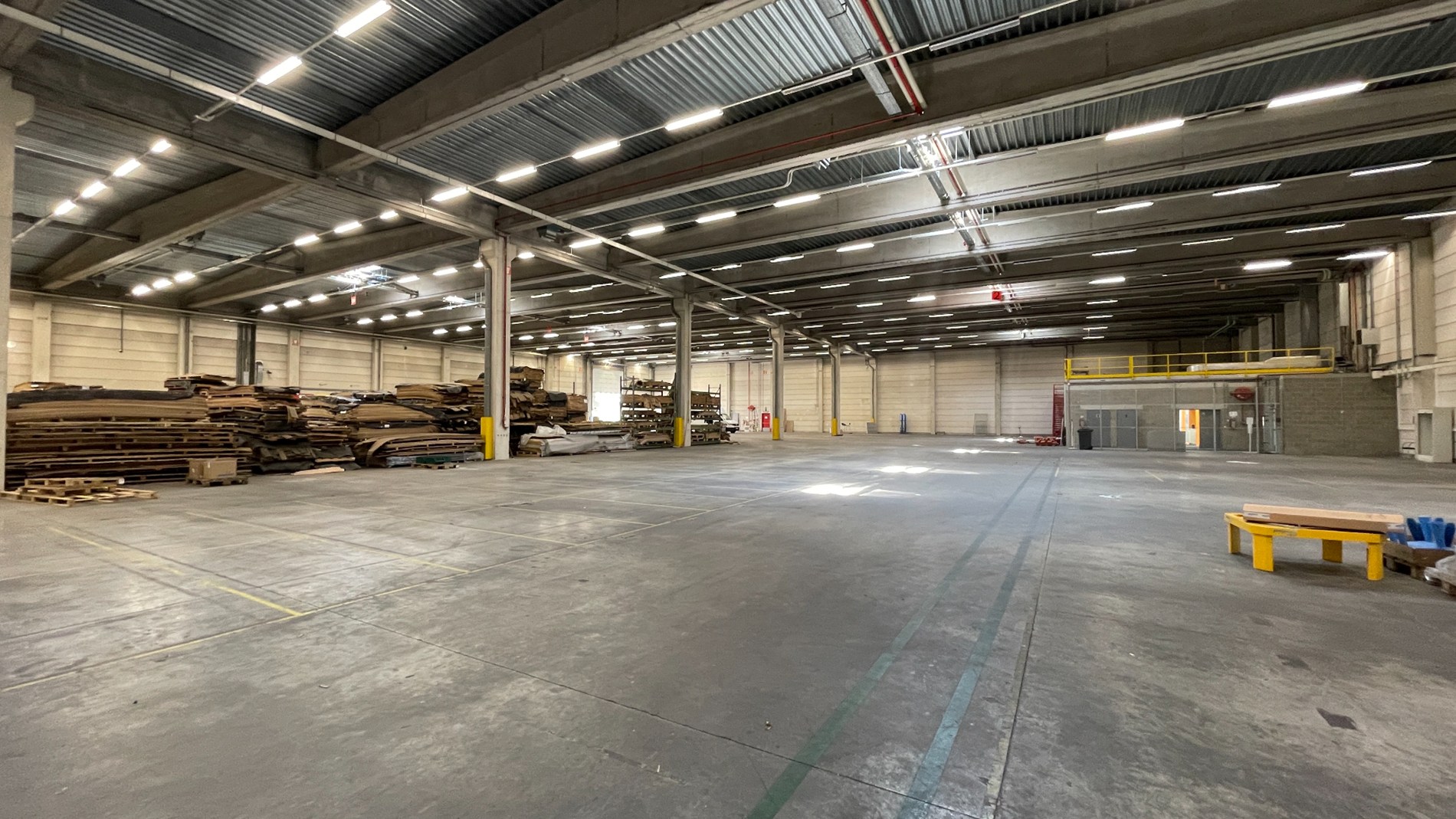 Loods met kantoor te huur nabij E19 in Mechelen