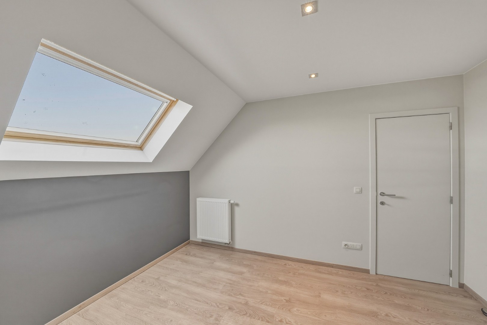 Instapklare recente woning met zeer ruime garage en tuin in Oudenburg 
