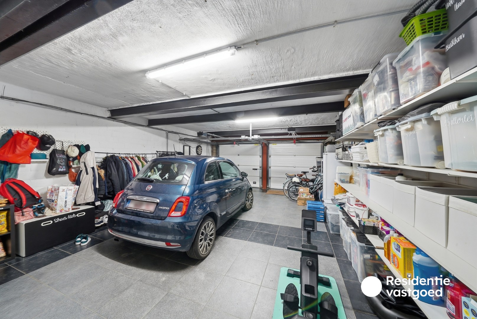 Instapklare woning met dubbele garage, 3 kamers en zongerichte buitenruimtes 